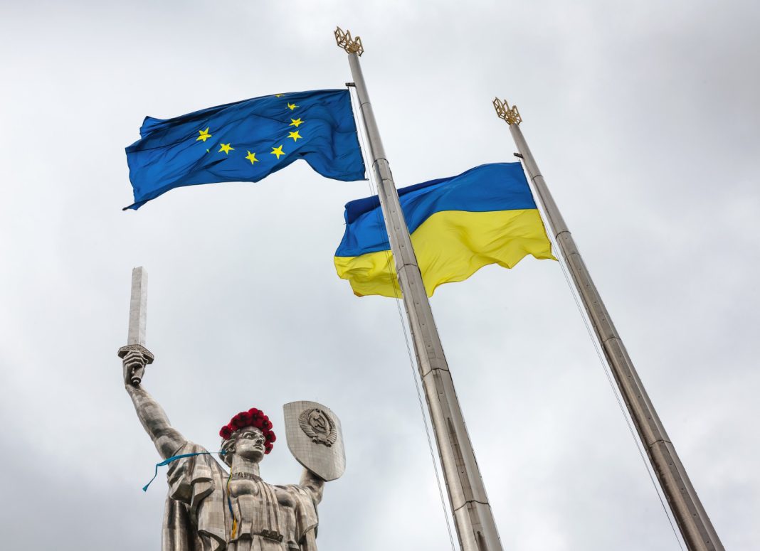 Киев воет и требует от ЕС нарушить закон: это все «ради украинцев». Премьер Корецкий настаивает на грабеже0
