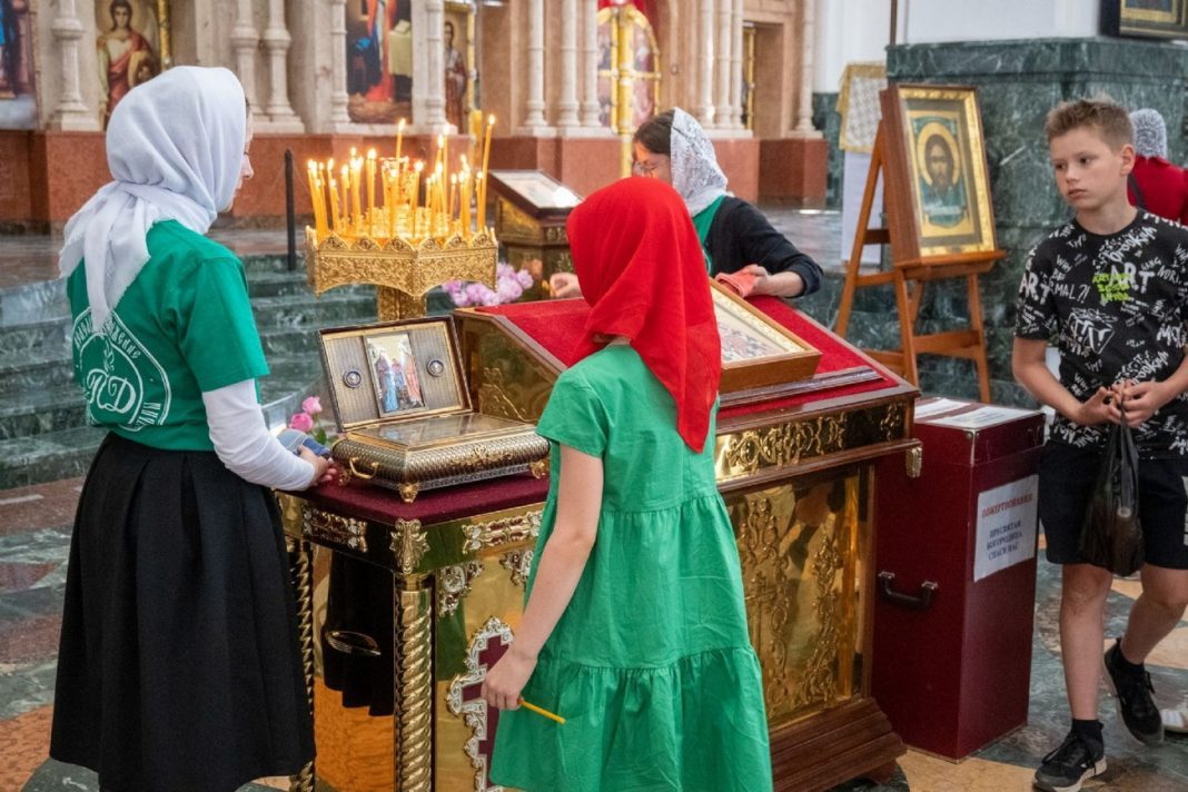 Почему женщинам не желательно ходить в церковь в брюках?0