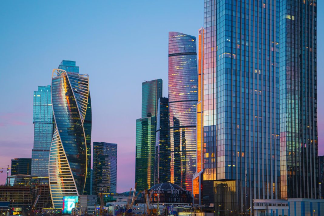 Американка приехала в Москву, ожидая увидеть медведей и серые улицы, а попала в будущее: Москва-Сити довел гостью из Калифорнии до шока — «Почему вы скрывали это от нас?»0