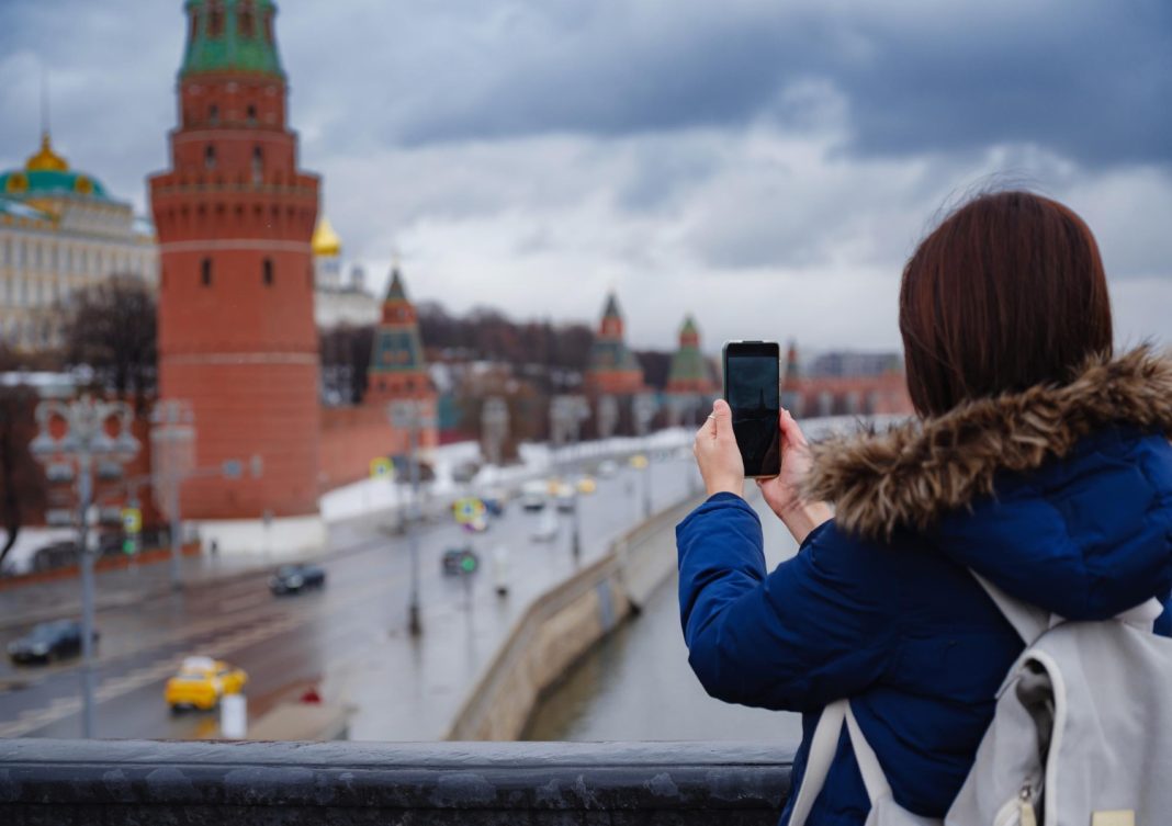 Немка приехала в Москву доказать, что русские – азиаты: один разговор перевернул все — она была в шоке. До этого говорила: «Вы врете всему миру!»0